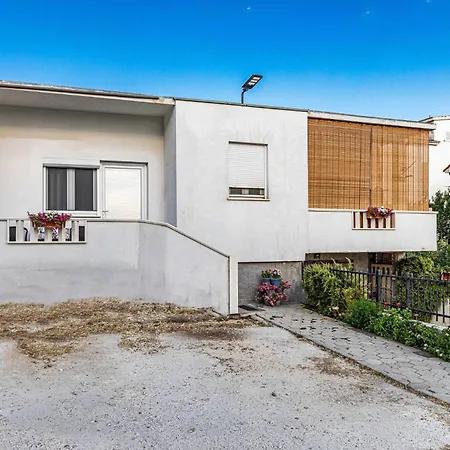 Nice Apartment In Kastel Luksic With Wifi
