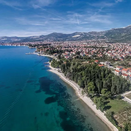 Nice Apartment In Kastel Luksic With Wifi דירה *