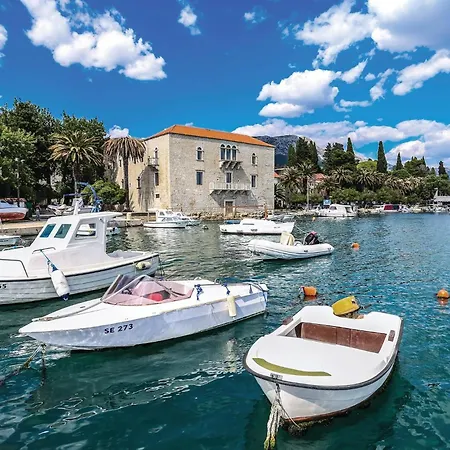 Nice Apartment In Kastel Luksic With Wifi Kaštela